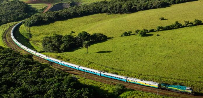 trem vale cortando santa barbara foto vale