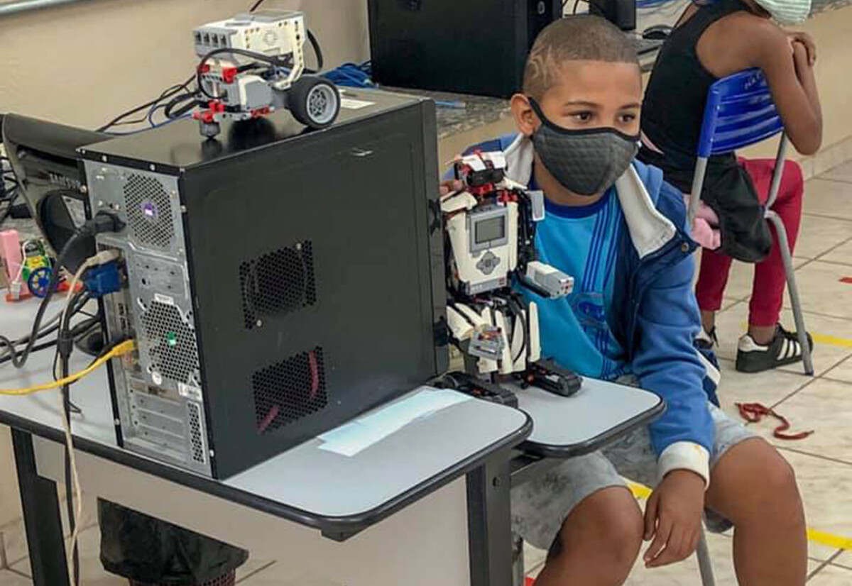 VÍDEO: Alunos de escola pública participam de projetos de robótica