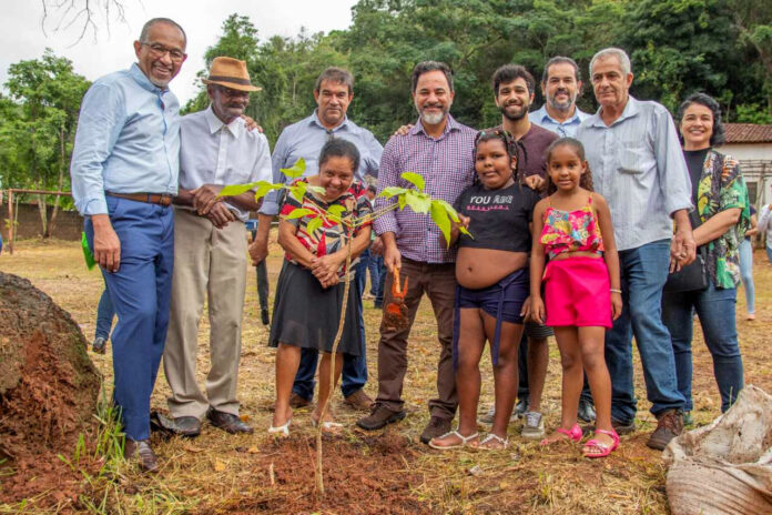 O plantio de mudas de ipê contou com a presença do prefeito Marco Antônio Lage e secretário municipais