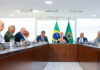 Comandantes das três Forças (à esquerda), Alckmin e Múcio (à direita) participaram da reunião - Secom