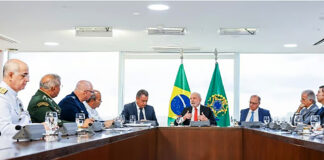 Comandantes das três Forças (à esquerda), Alckmin e Múcio (à direita) participaram da reunião - Secom