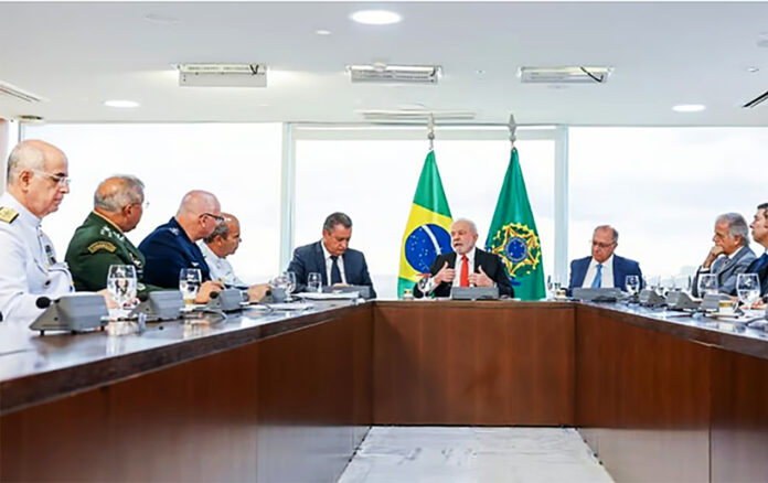 Comandantes das três Forças (à esquerda), Alckmin e Múcio (à direita) participaram da reunião - Secom