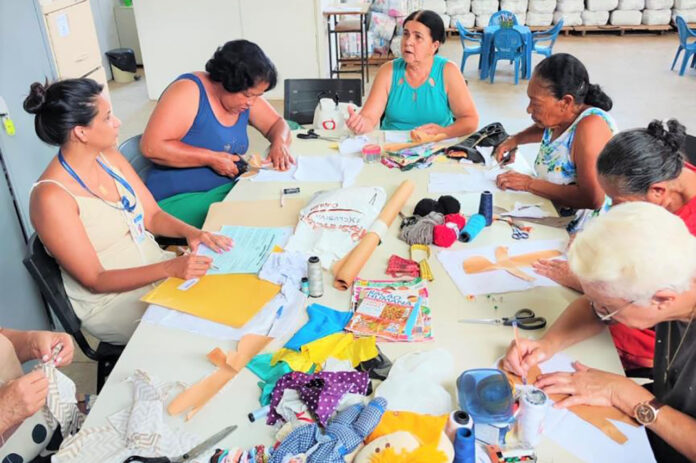 Prefeitura de Itabirito proporciona encontro de pessoas idosas para produção de bonecas de pano