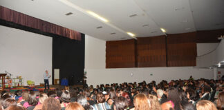 Autor de best seller infantojuvenil faz palestra para educadores da rede municipal de João Monlevade