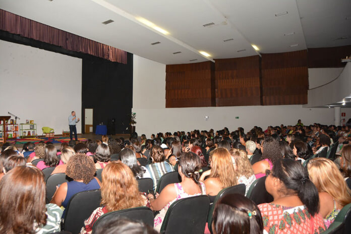 Autor de best seller infantojuvenil faz palestra para educadores da rede municipal de João Monlevade