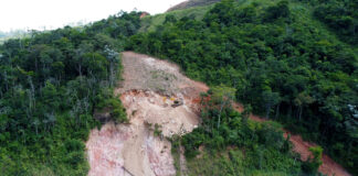 Prefeitura de João Monlevade e ArcelorMittal retomam obras para desobstrução da estrada do Jacuí A Prefeitura de João Monlevade e a ArcelorMittal retomaram esta semana as obras para desobstrução e recuperação da estrada do Jacuí. O trânsito no local precisou ser interditado para veículos e pedestres, devido ao risco de desmoronamento de pedras e da encosta rochosa. O trabalho consiste em quebrar as pedras maiores usando equipamentos pesados como retroescavadeiras e britadeiras mecânicas. Na segunda-feira (27) foi aberto um acesso íngreme ao lado do local do desmoronamento, onde as máquinas atuam retirando as rochas de cima para baixo. Segundo funcionários da ArcelorMittal, até o final da semana, esse processo de remoção das rochas deve ser concluído. A próxima etapa será a retirada de todo o material da pista. Toda a terra e rochas removidas serão levadas para uma área no Distrito Industrial da cidade. O prefeito de João Monlevade, Dr. Laércio Ribeiro (PT), o vice e secretário municipal de Planejamento e Desenvolvimento Econômico, Fabrício Lopes (Avante), estiveram na estrada do Jacuí acompanhando os trabalhos. O chefe do Executivo reiterou que a administração municipal e a ArcelorMittal estão empenhadas em liberar, com segurança, o acesso da via o quanto antes. “Sabemos que a estrada é importante para o deslocamento dos nossos cidadãos e para o transporte de mercadorias. Por isso estamos empenhados em resolver o problema o mais rápido possível. Pedimos a compreensão de todos e reforçamos que estamos trabalhando para garantir a segurança e mobilidade de toda comunidade", ressaltou Dr. Laércio. Fabrício Lopes também foi enfático ao frisar a segurança no trecho. "É importante destacar que a segurança da população é nossa principal preocupação. Por isso, estamos empenhados em trabalhar com rapidez e eficiência para que a estrada do Jacuí possa ser reaberta o mais breve possível”, pontuou.