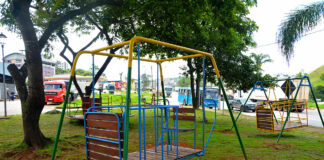 Crianças com deficiência ganham brinquedos adaptados em praças da cidade