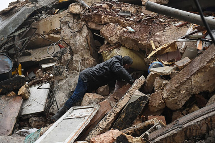 Número de mortos por terremoto na Turquia e Síria já passa de 2.300