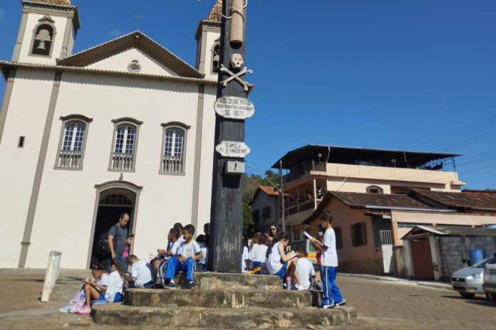 Alunos conhecem bens patrimoniais de São Gonçalo do Rio Abaixo