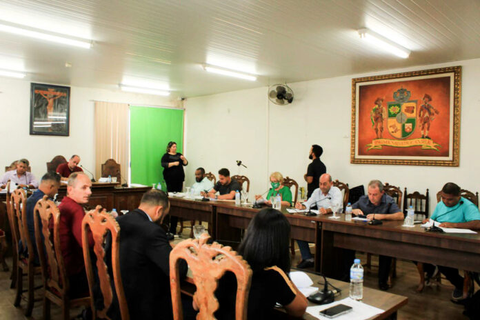 Reuniões ordinárias da Câmara de Mariana passam a ter tradução simultânea com intérpretes de Libras