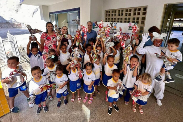Prefeitura de São Gonçalo do Rio Abaixo distribui ovos de Páscoa a alunos