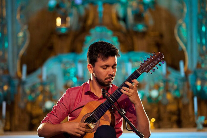 O barroco e o caipira: músico brasileiro transporta Bach para a viola