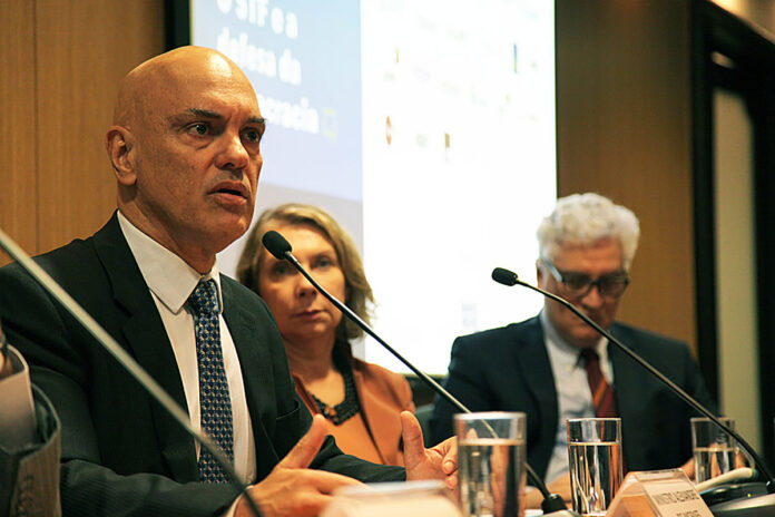 Redes 'se deixaram instrumentalizar' pela extrema direita e devem ser reguladas, diz Moraes