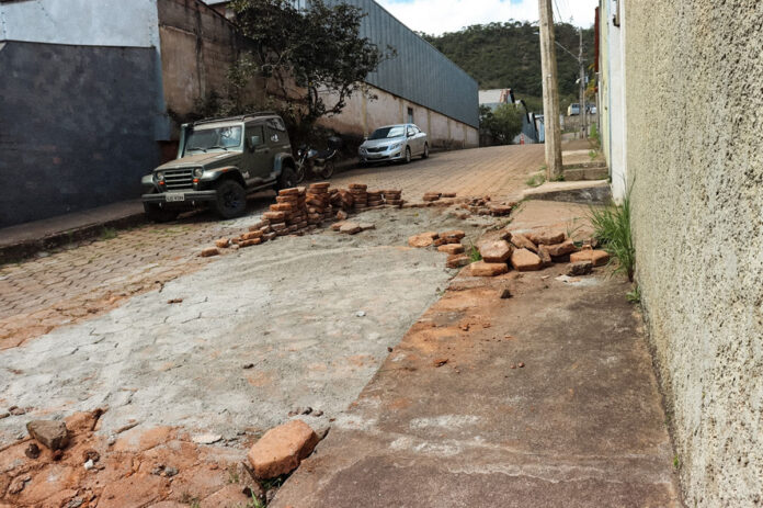 Bairro Cruzeiro do Sul recebe serviço de Correção de Calçamento