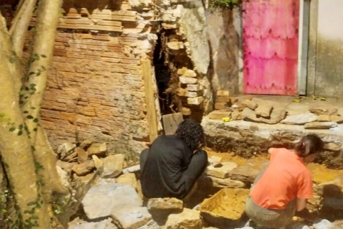 Alunos da Escola de Ofícios Tradicionais de Mariana restauram muro histórico