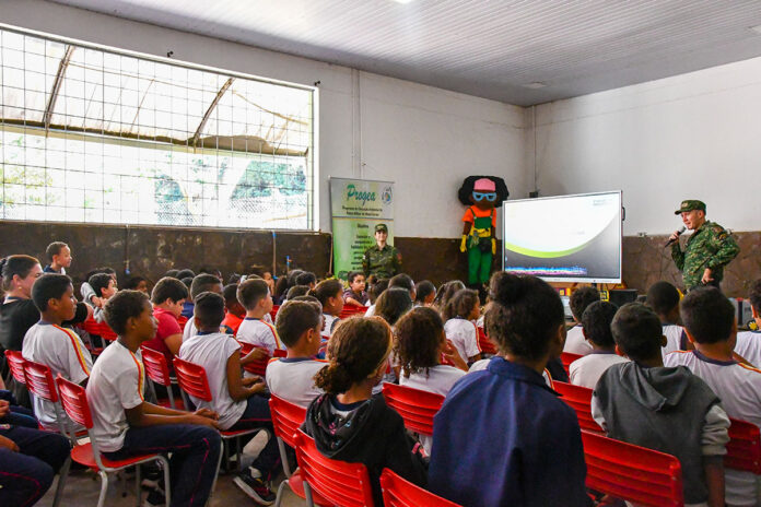 Escolas municipais de Itabirito recebem ação educativa em parceria com a Polícia Militar de Meio Ambiente