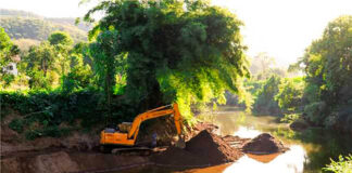 Prefeitura realiza desassoreamento do rio Santa Bárbara em Barra Feliz