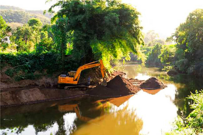 Prefeitura realiza desassoreamento do rio Santa Bárbara em Barra Feliz