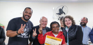 Prefeitura entrega títulos de propriedade aos moradores do Residencial Dom Luciano