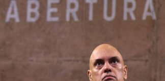 Moraes retira sigilo de mensagens encontradas em celular de Mauro Cid