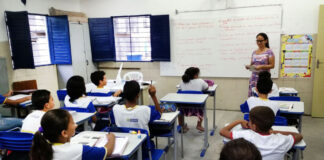 Só metade das escolas públicas têm projetos antirracistas, aponta ONG