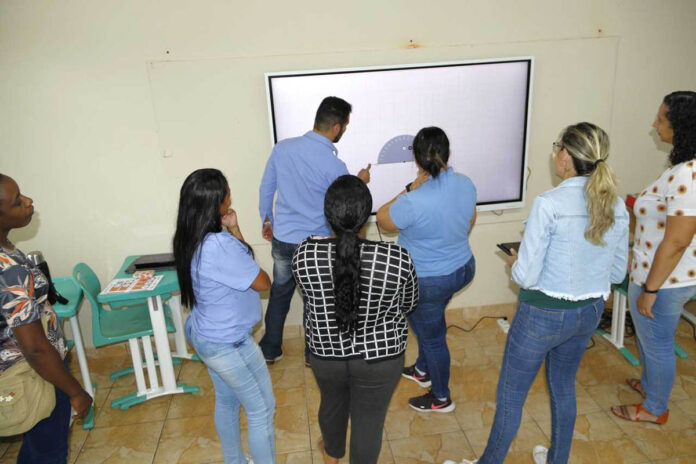 Professores de Santa Bárbara recebem capacitação para uso das telas interativas e tablets em salas de aula