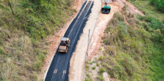 Prefeitura de São Gonçalo asfalta acesso secundário ao bairro Vale do Ouro