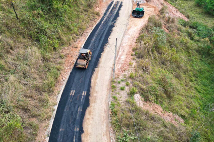 Prefeitura de São Gonçalo asfalta acesso secundário ao bairro Vale do Ouro