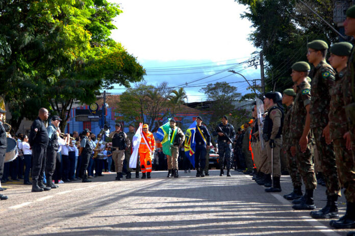 Desfile cívico reúne diversas gerações de itabiritenses e brinda o município no dia do centenário