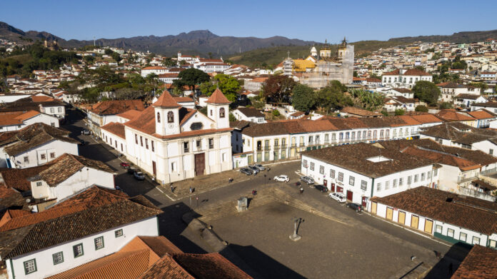 Mariana centro igreja se primeiro plano Crédito Nitro Imagens