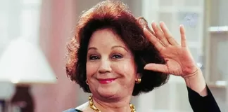 Morreu neste domingo (5) a atriz, cantora e apresentadora Lolita Rodrigues, uma das pioneiras da TV brasileira. Sylvia Gonçalves Rodrigues Leite, seu nome verdadeiro, morreu aos 94 anos em um hospital em João Pessoa (PB) devido a complicações de uma pneumonia. A morte foi confirmada por sua filha, Sílvia Rodrigues. O corpo será cremado em cerimônia restrita à família. A artista nascida em 10 de março de 1929, começou a carreira em radionovelas na Rádio Record de São Paulo quando tinha apenas 10 anos de idade. E passou depois pelas rádios Bandeirantes, Cultura e Tupi. Lolita, apelido dado pela mãe, que homenageava uma prima espanhola, substituiu Hebe Camargo como estreia da TV Tupi, em 1950. E cantou o Hino da Televisão Brasileira, feito para aquela ocasião. Em sua carreira, ganhou dois troféus Roquette Pinto de melhor cantora. Em 1951, a atriz se casou com Aírton Rodrigues, com quem viveu até a morte dele, em 1983, e teve a sua única filha, Silvia Regina Rodrigues Leite. O casal apresentou os programas Almoço Com as Estrelas e Clube dos Artistas. Diversas novelas no currículo de Lolita Rodrigues Em 1957 Lolita ganhou seu primeiro papel como protagonista, a cigana Esmeralda, na telenovela O Corcunda de Notre Dame. Em toda a sua carreira, participou do elenco de novelas como A Viagem, Uga Uga, Kubanacan, Zorra Total e Viver a Vida – seu último trabalho. Lolita era grande amiga de Hebe Camargo e Nair Bello, que morreram em 2012 e 2007, respectivamente. Sua morte foi lamentada por fãs, artistas e parlamentares.