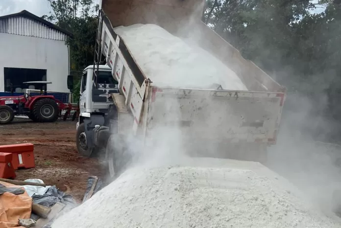 Prefeitura de Itabirito realiza distribuição de calcário a agricultores familiares