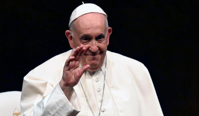 papa-francisco-acenando_Vatican-Media-Hans-Lucas-via-Reuters-1211