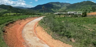 Prefeitura de São Gonçalo conclui calçamento para acesso à nova escola de Pacas