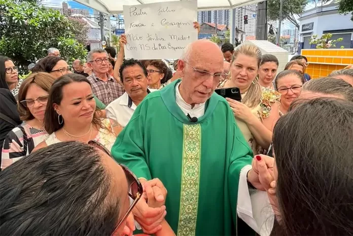 Homenageado em ato, padre Julio Lancellotti diz que possível CPI não enfraquece seu trabalho