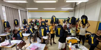 Alunos de São Gonçalo voltam às aulas e recebem kit escolar