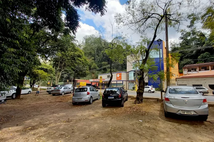 Prefeito de Monlevade assina ordem de serviço para reforma de estacionamento no bairro Baú