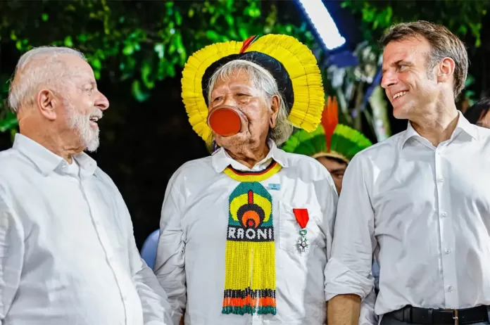Cacique Raoni recebe honraria de Macron e pede demarcações a Lula