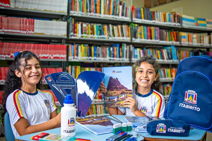 Mais de 7 mil alunos das escolas municipais de Itabirito recebem com kits escolares