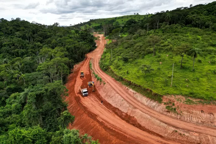 Estrada do Una em fase final de terraplenagem em São Gonçalo