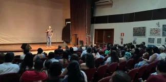 Thiago Carmona arranca risadas do público no Centro Cultural de São Gonçalo
