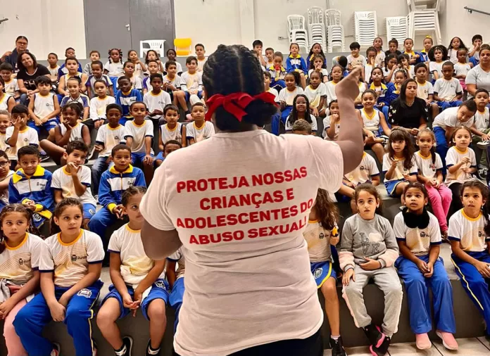 Maio Laranja tem série de peças teatrais nas escolas de São Gonçalo do Rio Abaixo 