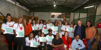 Formatura do curso de cuidador de idosos é realizada em Antônio Pereira