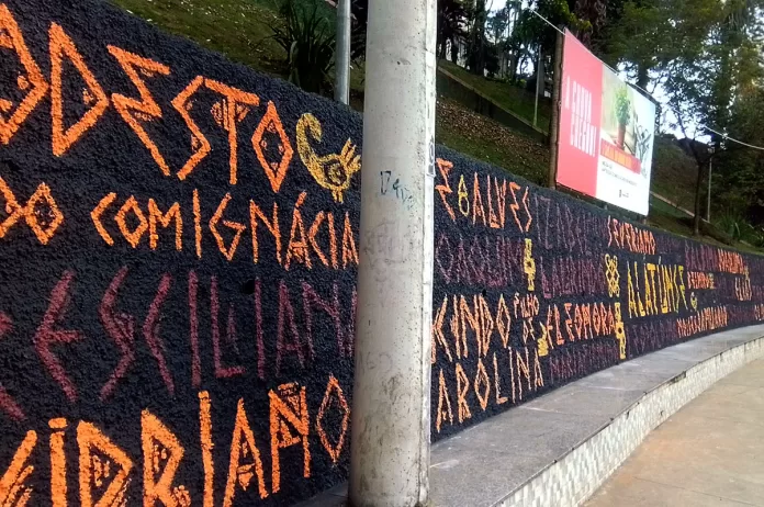 Muro da Praça do Povo é grafitado com nomes de escravizados do engenheiro Jean Monlevade