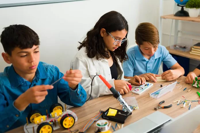 Institutos Federais mineiros implantarão laboratório maker em 90 escolas do Estado