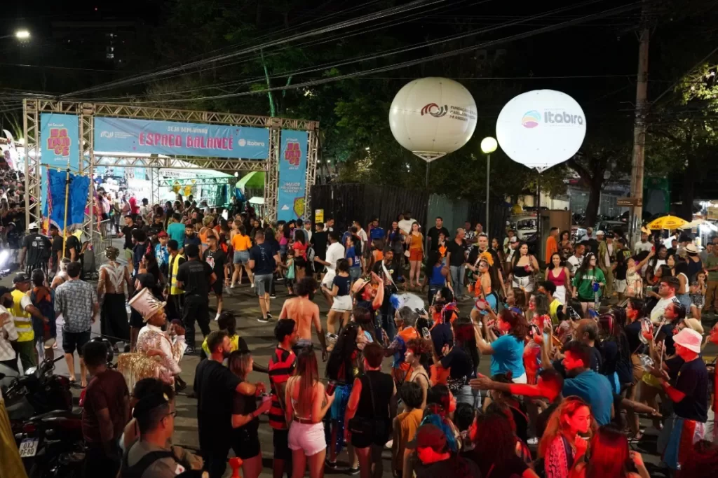 Festa de rua no carnaval de Itabira