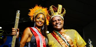 Marceline Silva e Leo Nunes, que foram rei e rainha do carnaval de Itabira 2025.