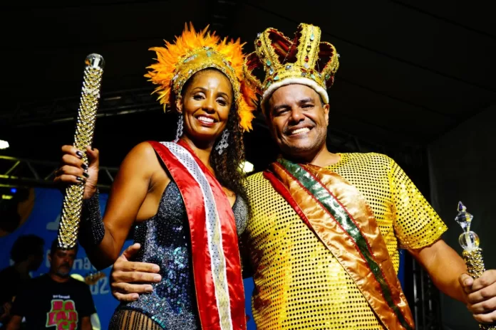 Marceline Silva e Leo Nunes, que foram rei e rainha do carnaval de Itabira 2025.