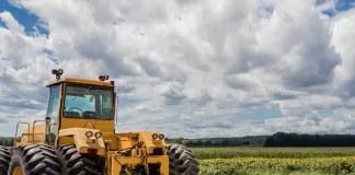 Veículo agrícola em campo. Imagem ilustrativa.