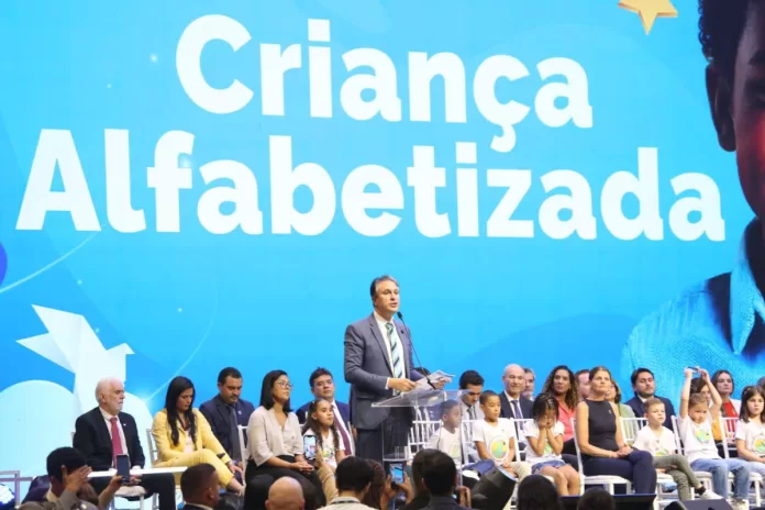 Ministro da Educação discursa no evento.